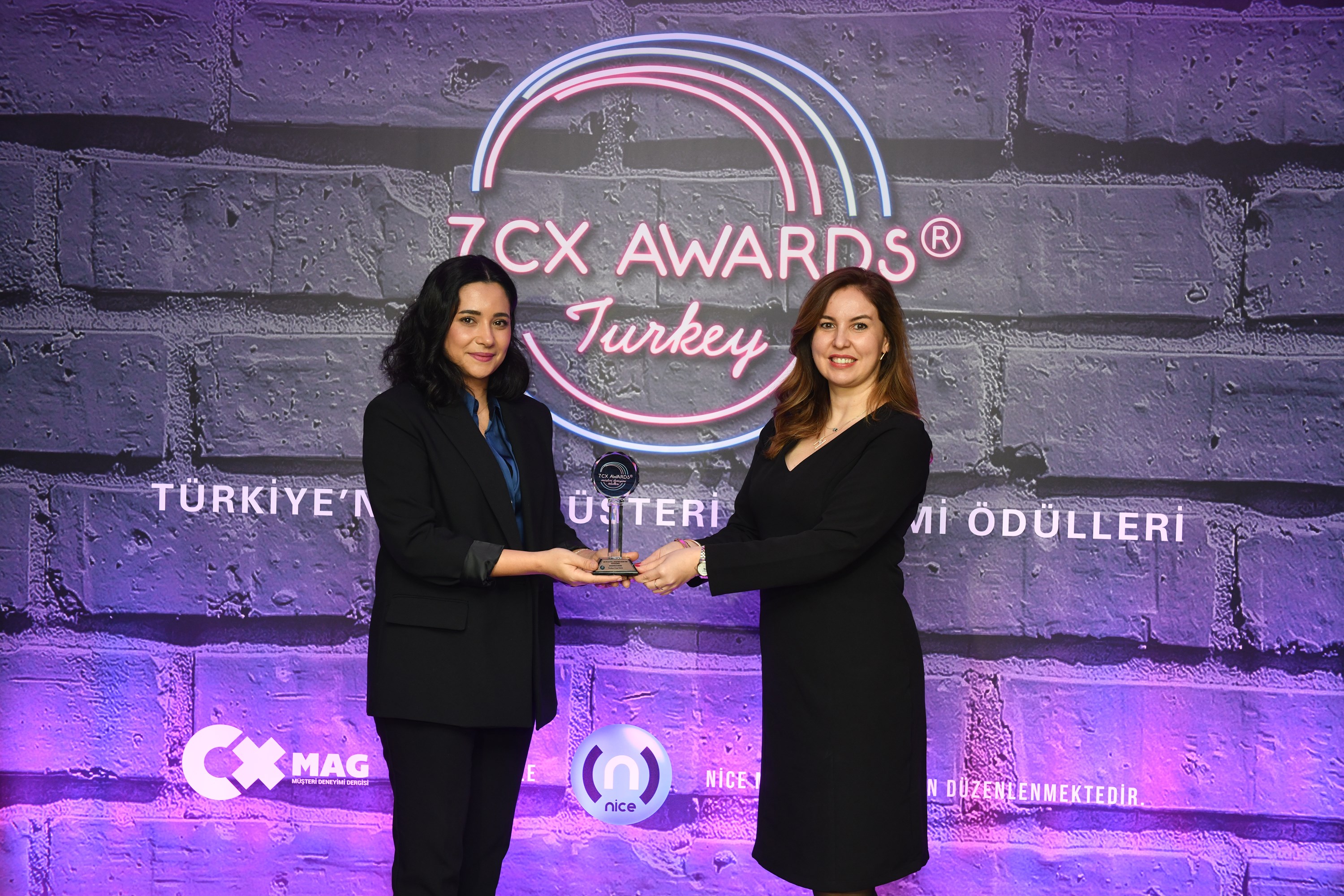 Anadolu Isuzu’ya  CX AWARDS TURKEY 2024 “En İyi Dijital Müşteri Deneyimi” Ödülü